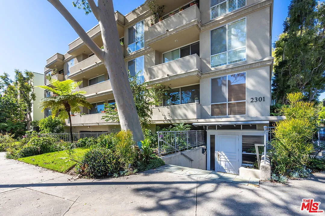 1 bed, 1.0 bath, 872 sqft, $3,050 — Photo 2