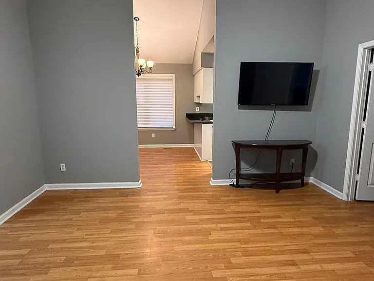 327 Center St — Photo 8