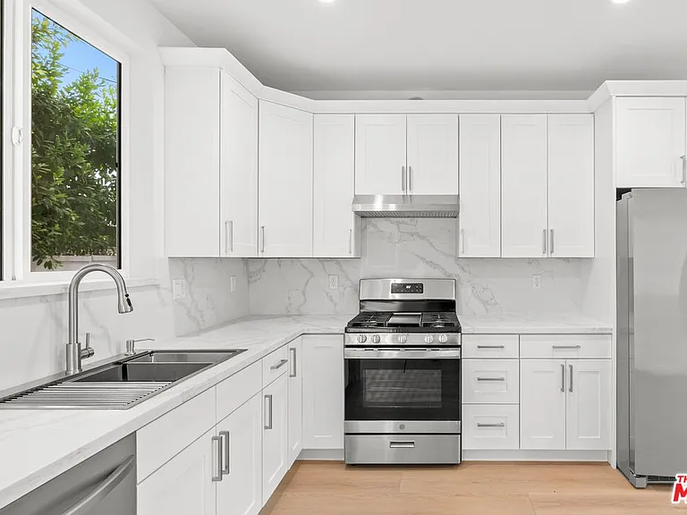 6932 Babcock Ave — Photo 7