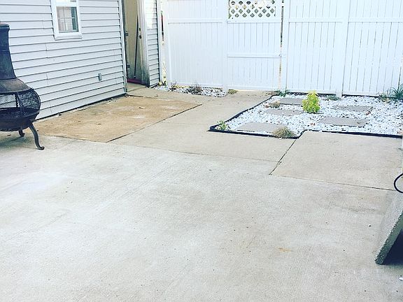 5th image of 139 Eaton Ave