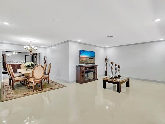 3rd image of 7253 Loch Ness Dr