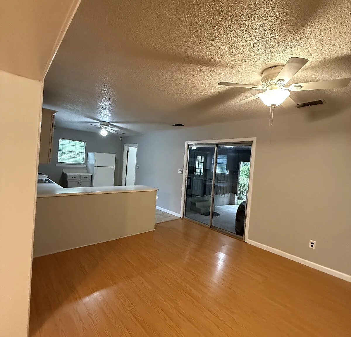 4 bed, 2.0 bath, 1764 sqft, $1,925 — Photo 2