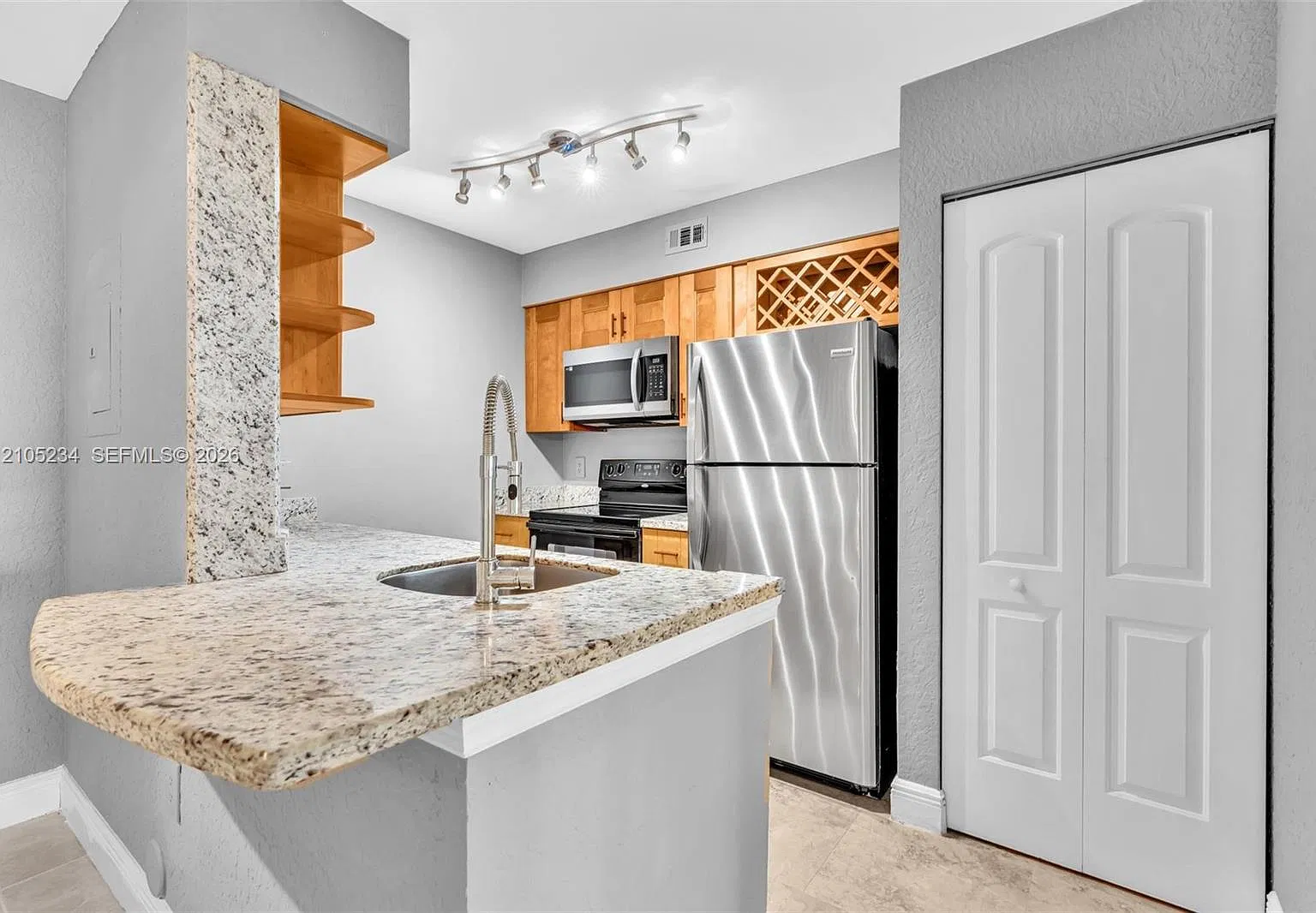 Lakeview Club Condo — Photo 1