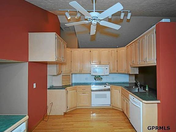 3rd image of 802 Douglas Dr
