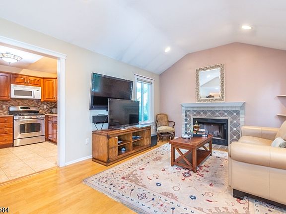 4th image of 17 Constitution Ct