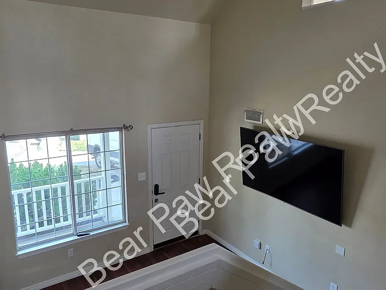 322 Hacienda Ct — Photo 8