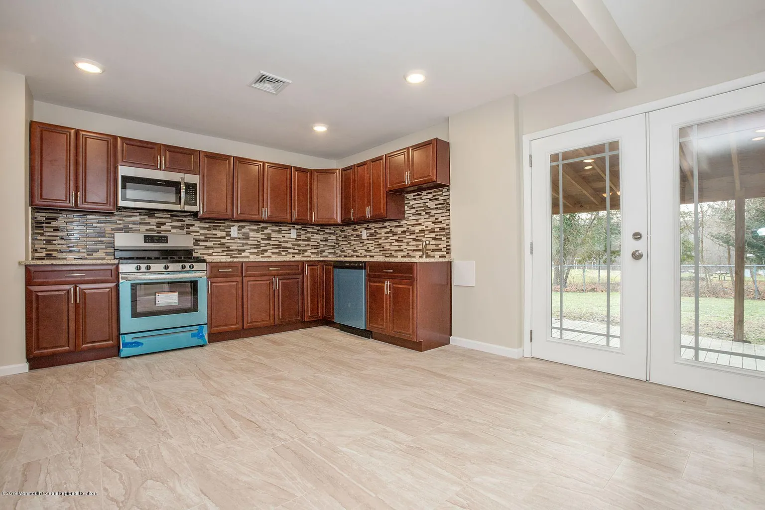 704 Hillview Dr photo 1