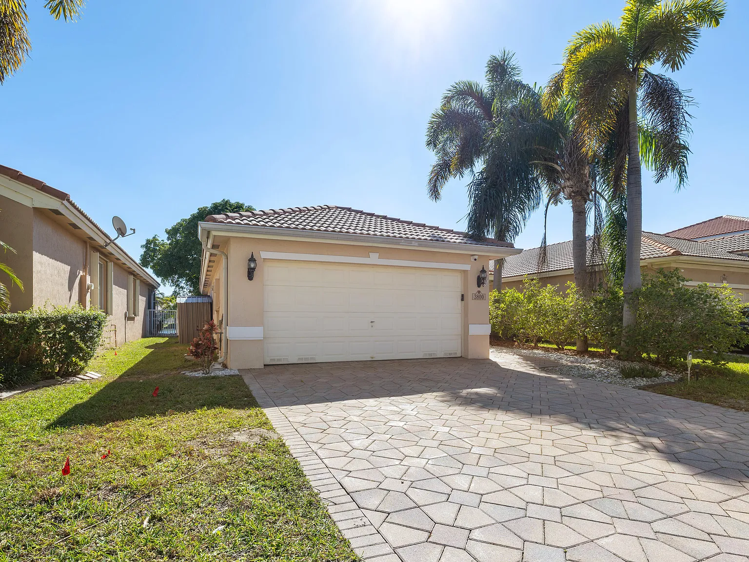 3 bed, 2.0 bath, 1437 sqft, $3,200 — Photo 3