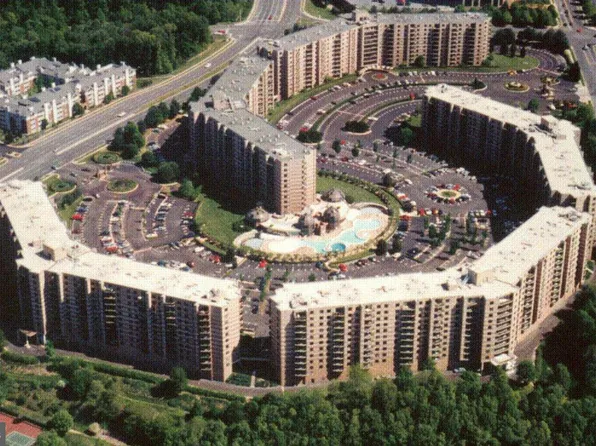 8370 Greensboro Dr APT 212, Mc Lean, VA 22102