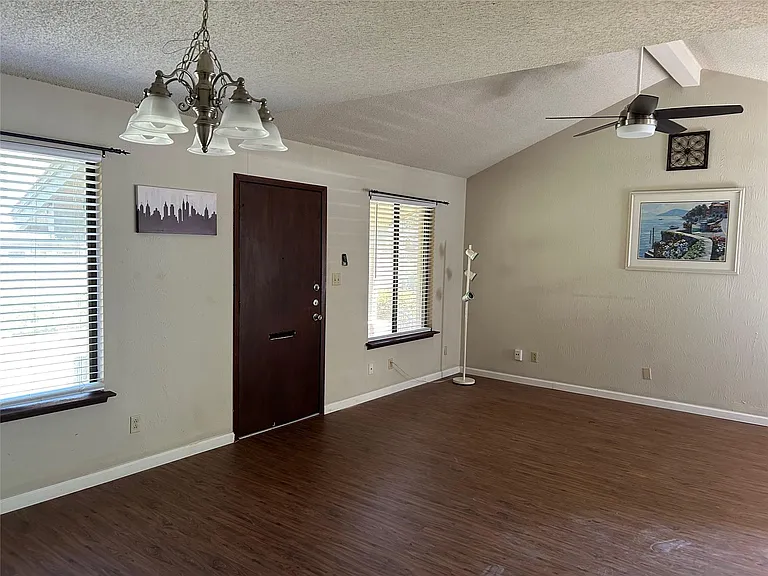 9509 Blue Creek Ln — Photo 11