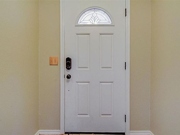 4th image of 2817 Creekview Ter