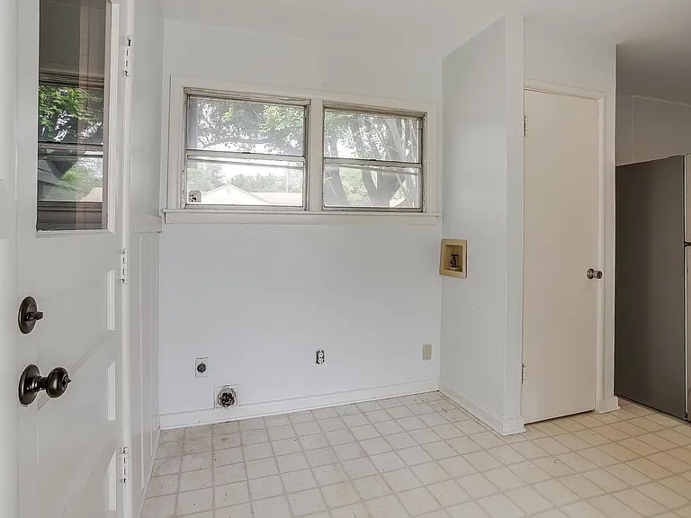 3557 Suffolk Dr — Photo 11