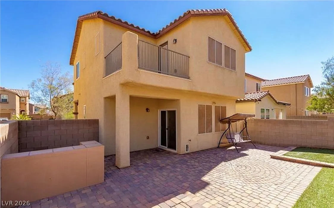 3 bed, 2.5 bath, 1697 sqft, $2,050 — Photo 2