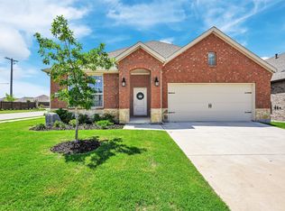 3303 Brady Starr Dr, Aubrey, TX 76227