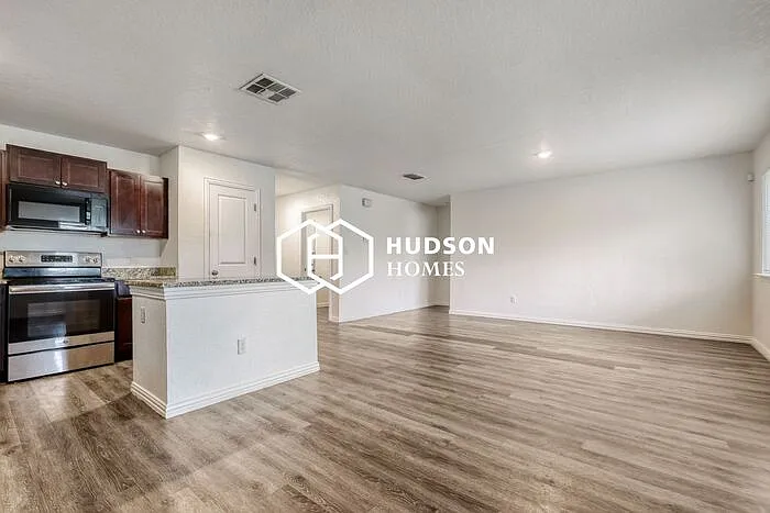 323 Ferris Ave — Photo 4