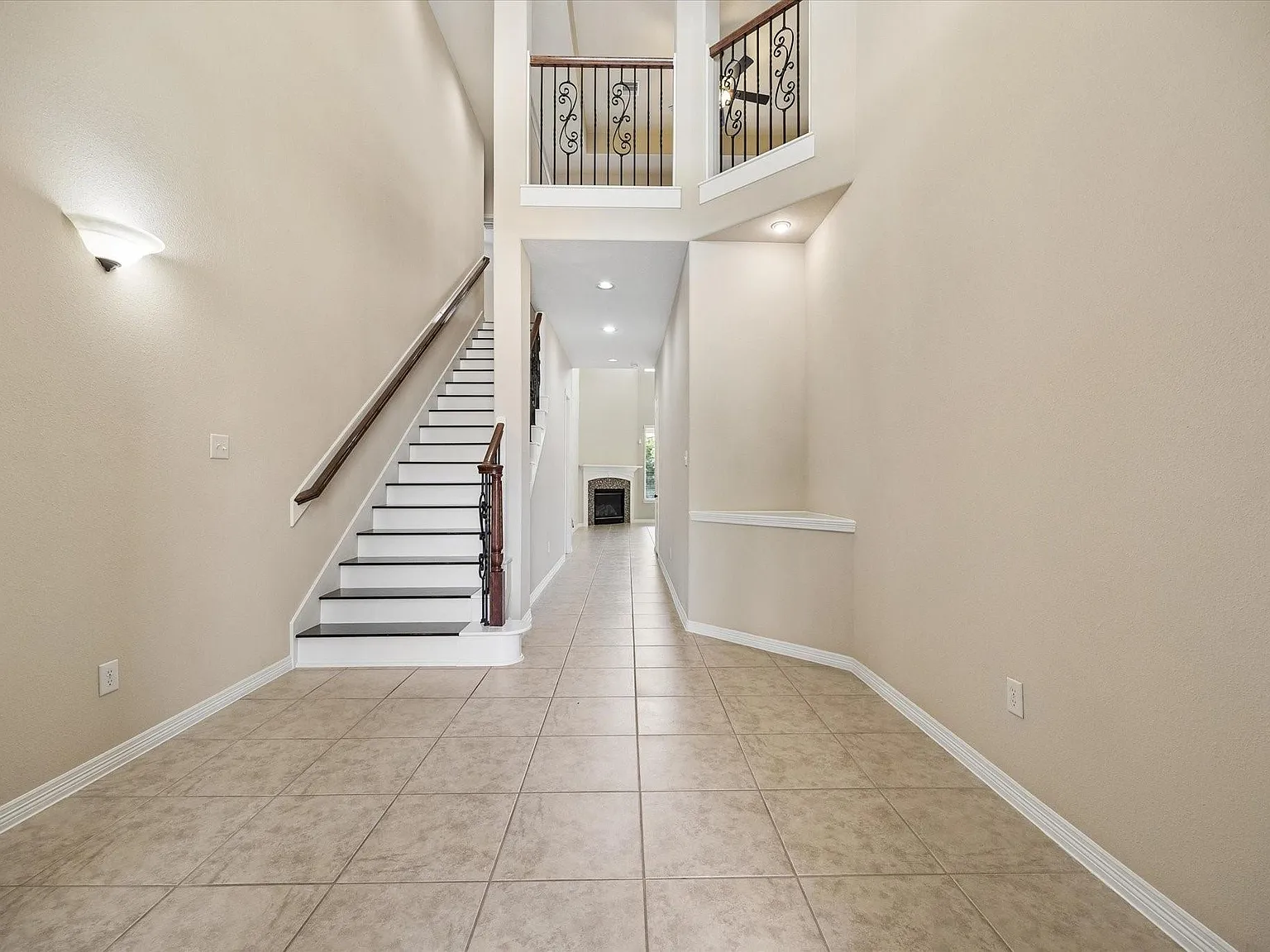 5 bed, 4.5 bath, 3357 sqft, $3,700 — Photo 3