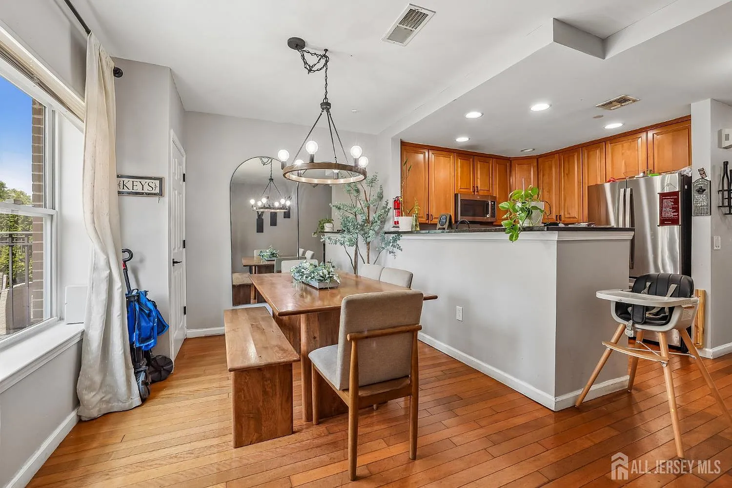 4 bed, 3.0 bath, 2349 sqft, $3,800 — Photo 2