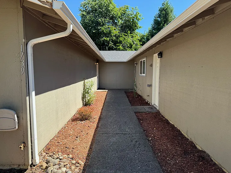 1739 Rainbow Loop — Photo 2