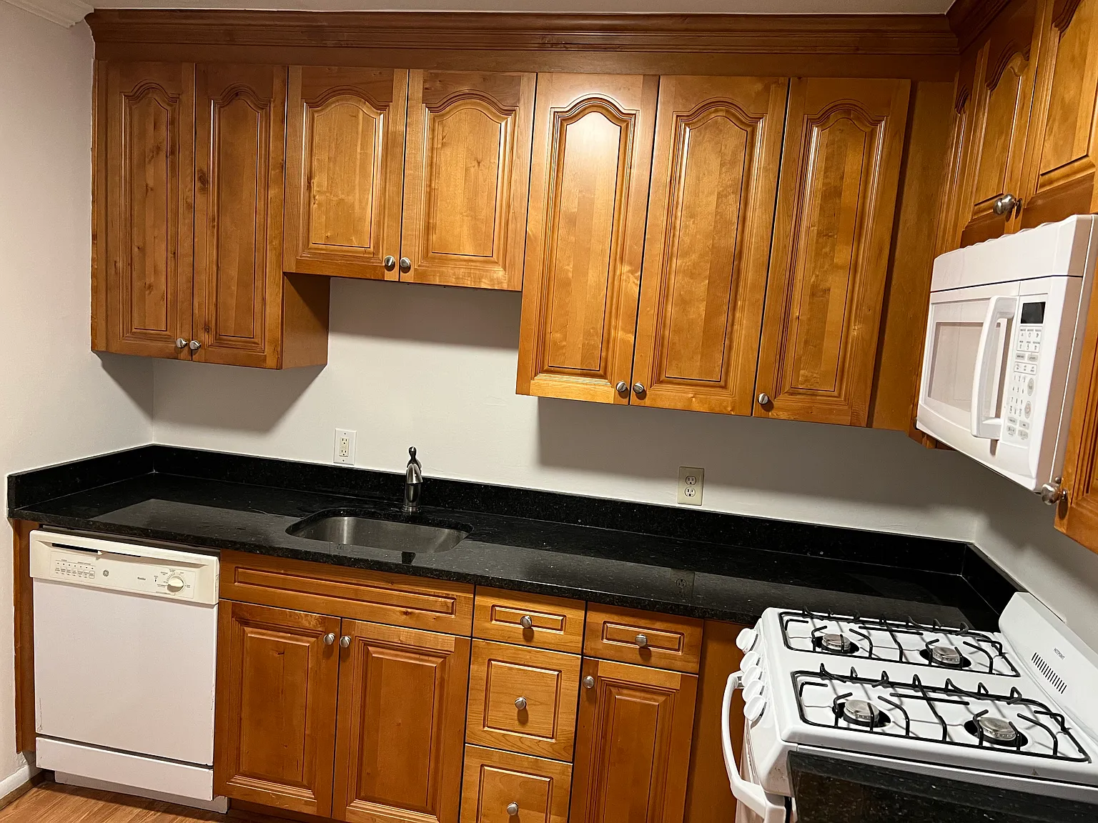 860 Monroe Dr NE — Photo 2