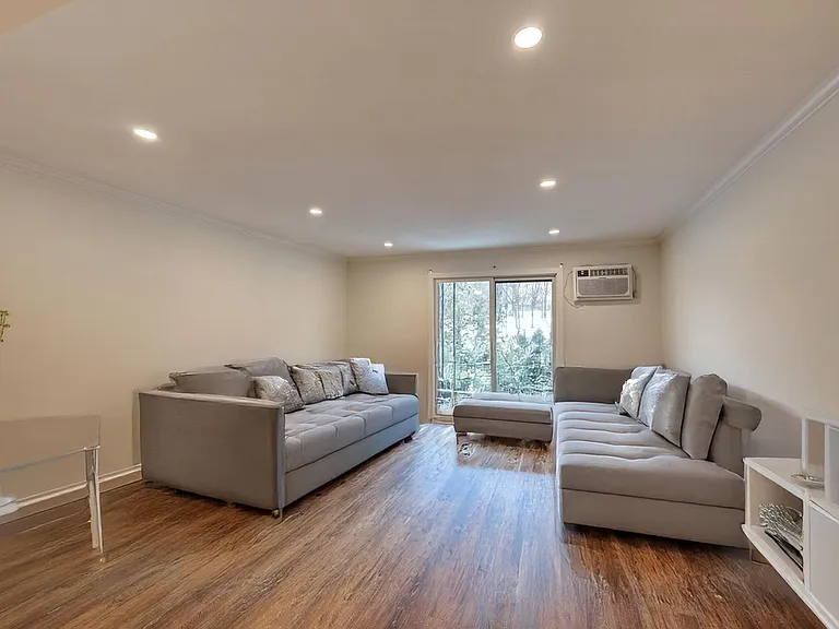 Wayzata Lake Apartments — Photo 34
