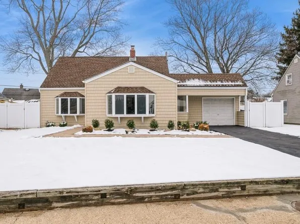 43 Water Lane N, Levittown, NY 11756