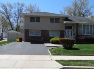 311 Violet St, Massapequa Park, NY 11762
