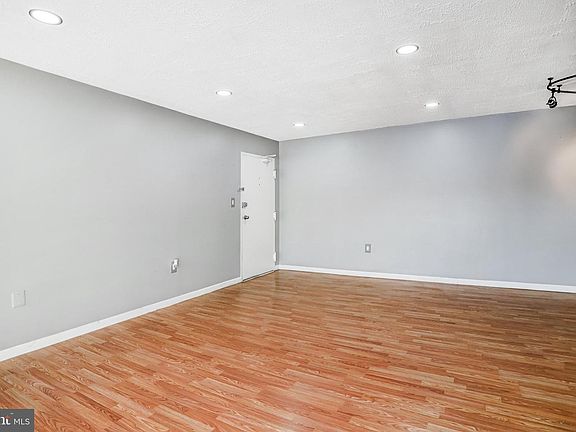 5th image of 5612 Bloomfield Dr APT 204