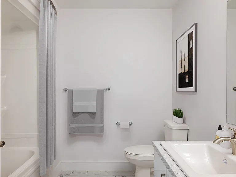 118 Tilbury Ave — Photo 12