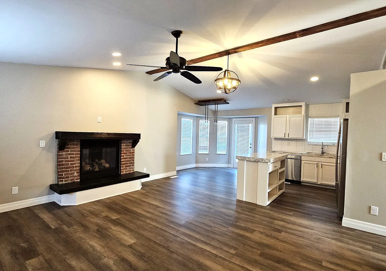Beautiful Three Bedroom, Three Bathroom — Photo 1