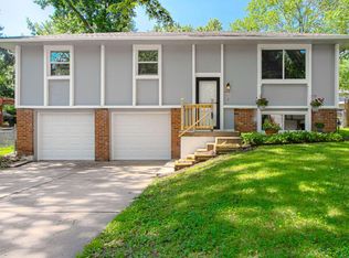 300 SW Sandstone Dr, Blue Springs, MO 64014