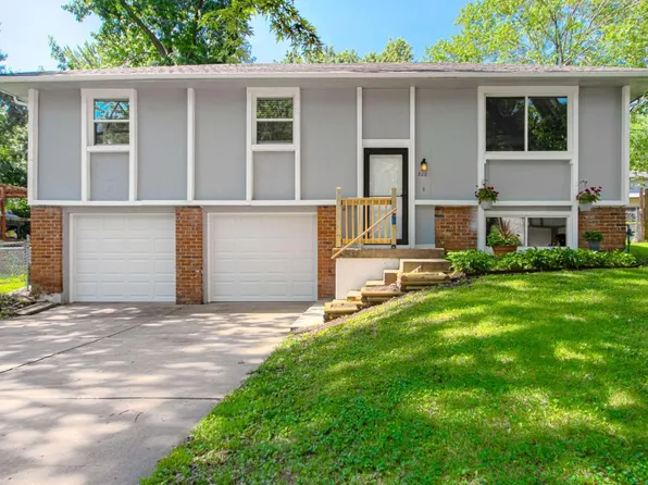 300 SW Sandstone Dr, Blue Springs, MO 64014