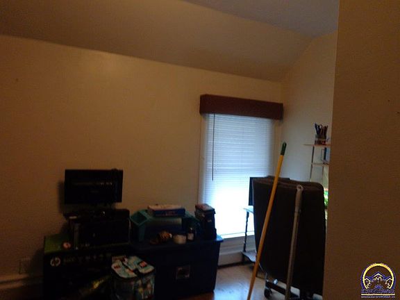 4th image of 1036 NE Wabash Ave