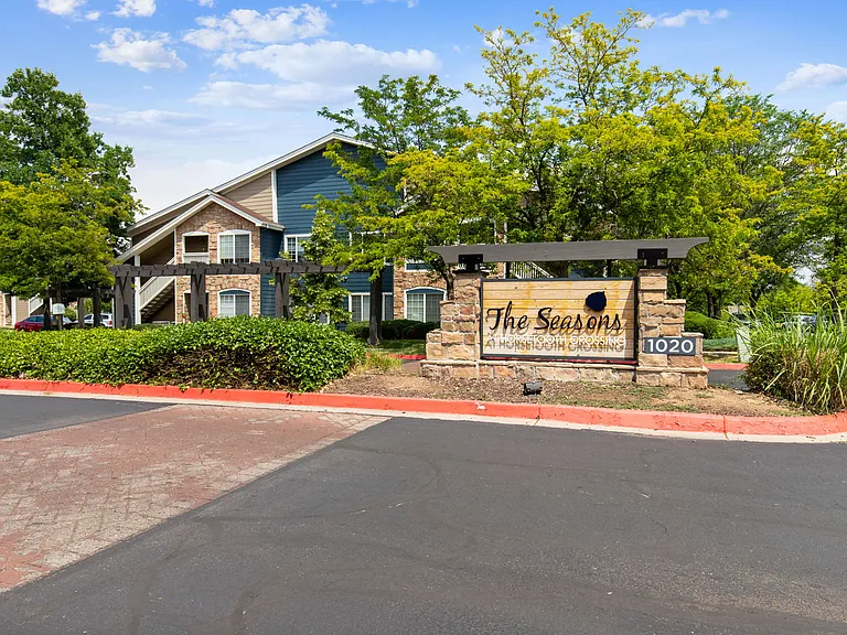 The Seasons At Horsetooth Crossing — Photo 30