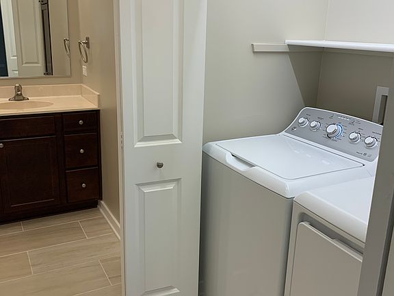 Full washer/dryer in2nd bath