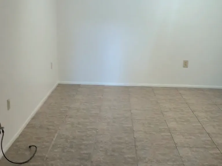 Good size open living room with ceiling fan