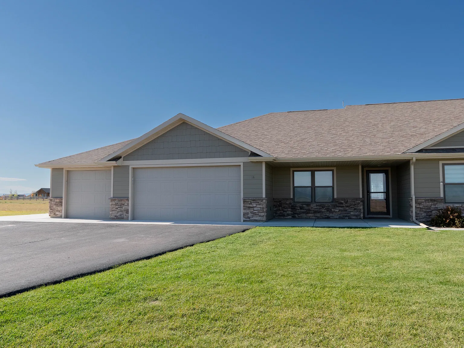 3 bed, 1639 sqft, $2,800 — Photo 1