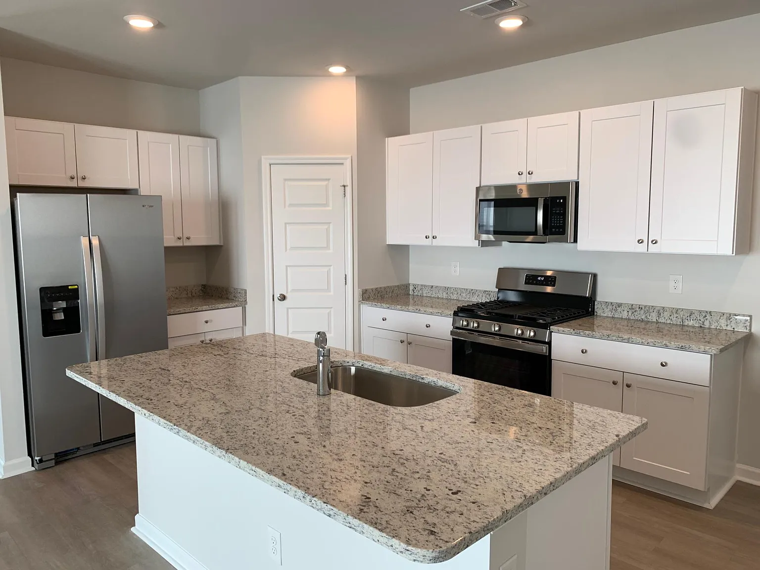 4 bed, 1800 sqft, $2,300 — Photo 4