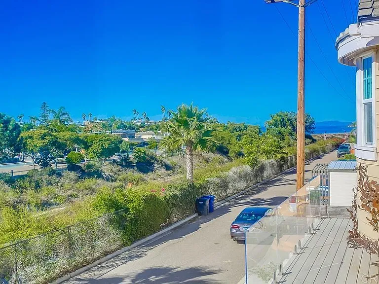 421 N Cedros Ave N — Photo 49