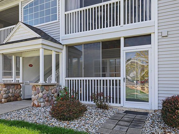 3rd image of 749 W Barrington Cir