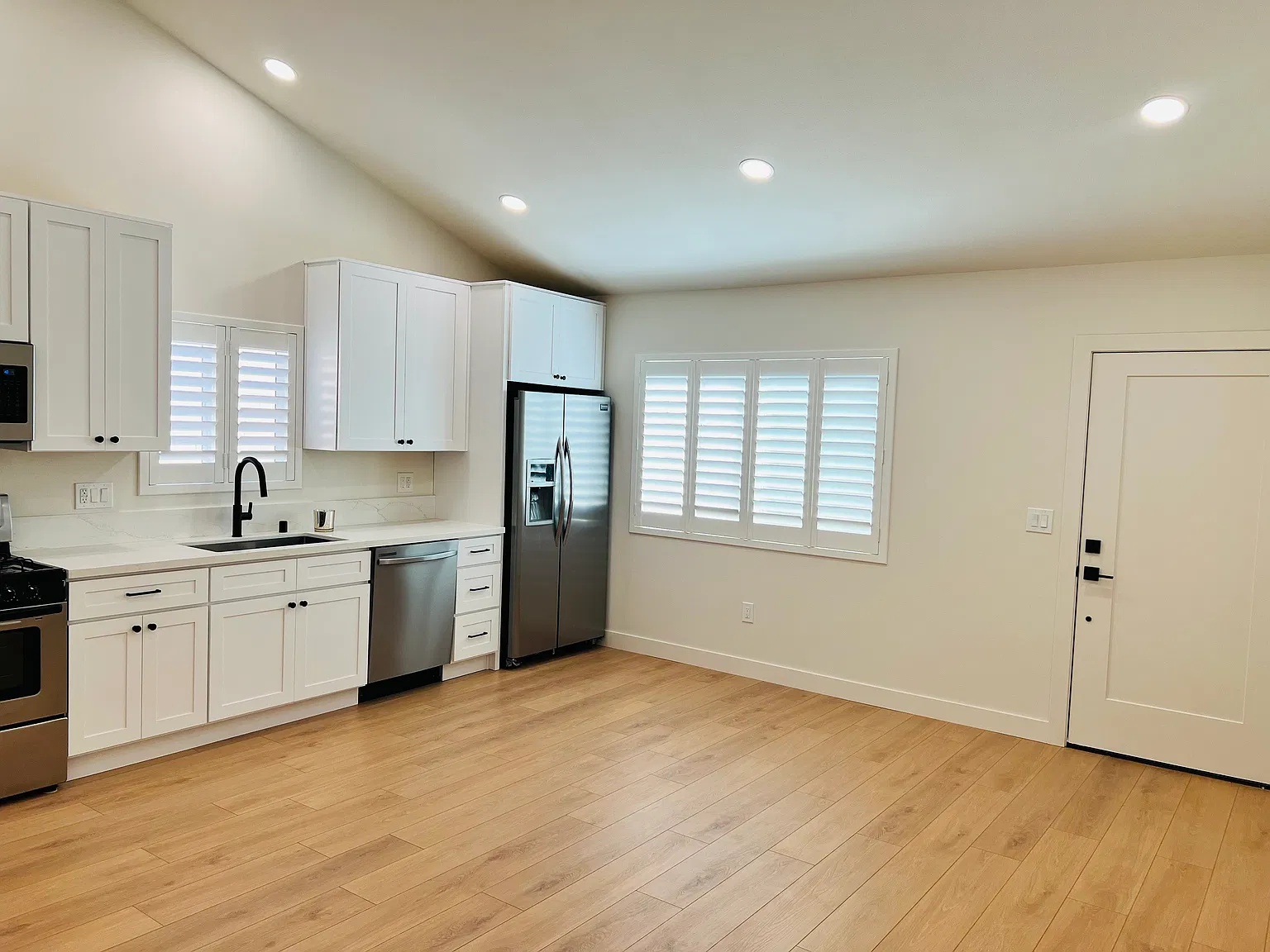2 bed, 750 sqft, $2,900 — Photo 2
