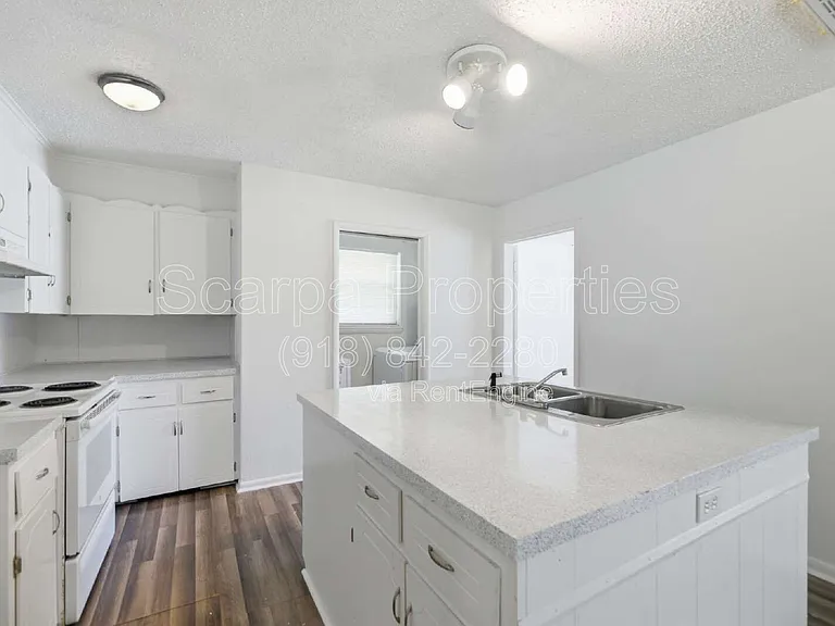 313 E Woodrow Pl — Photo 9