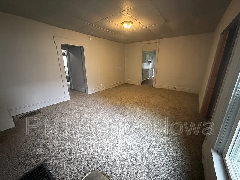 1706 E Walnut St — Photo 2
