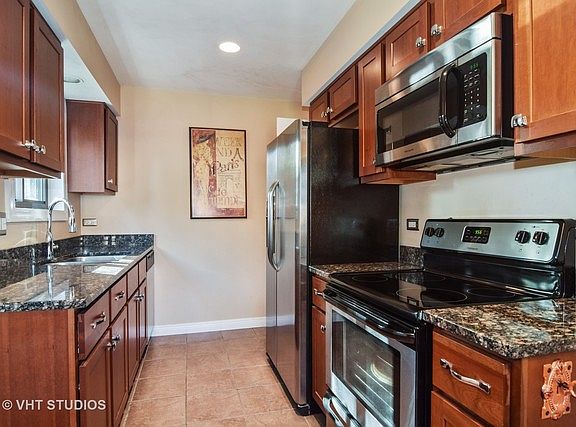 3rd image of 17W683 Kirkland Ln