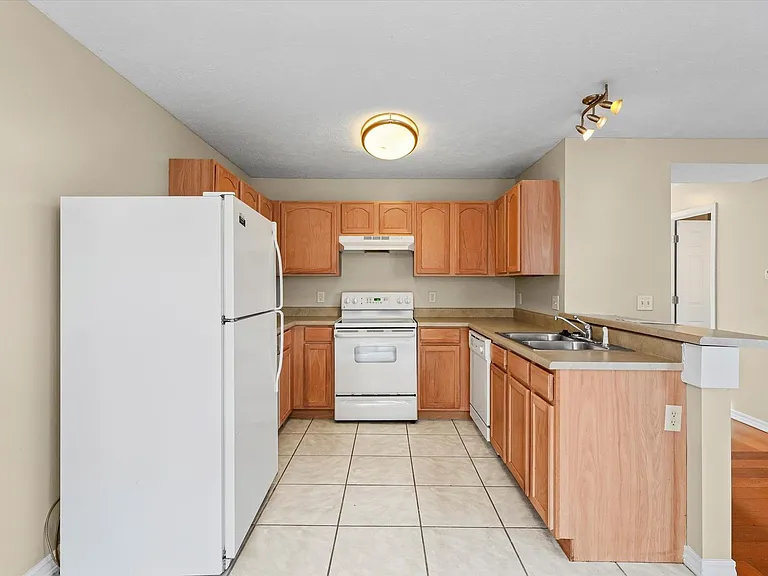 916 E Baker St — Photo 9