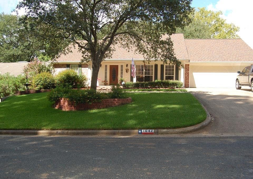 1st image of 1042 Broadmoor Dr