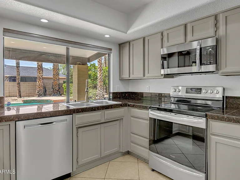 15834 N 58th Pl — Photo 9