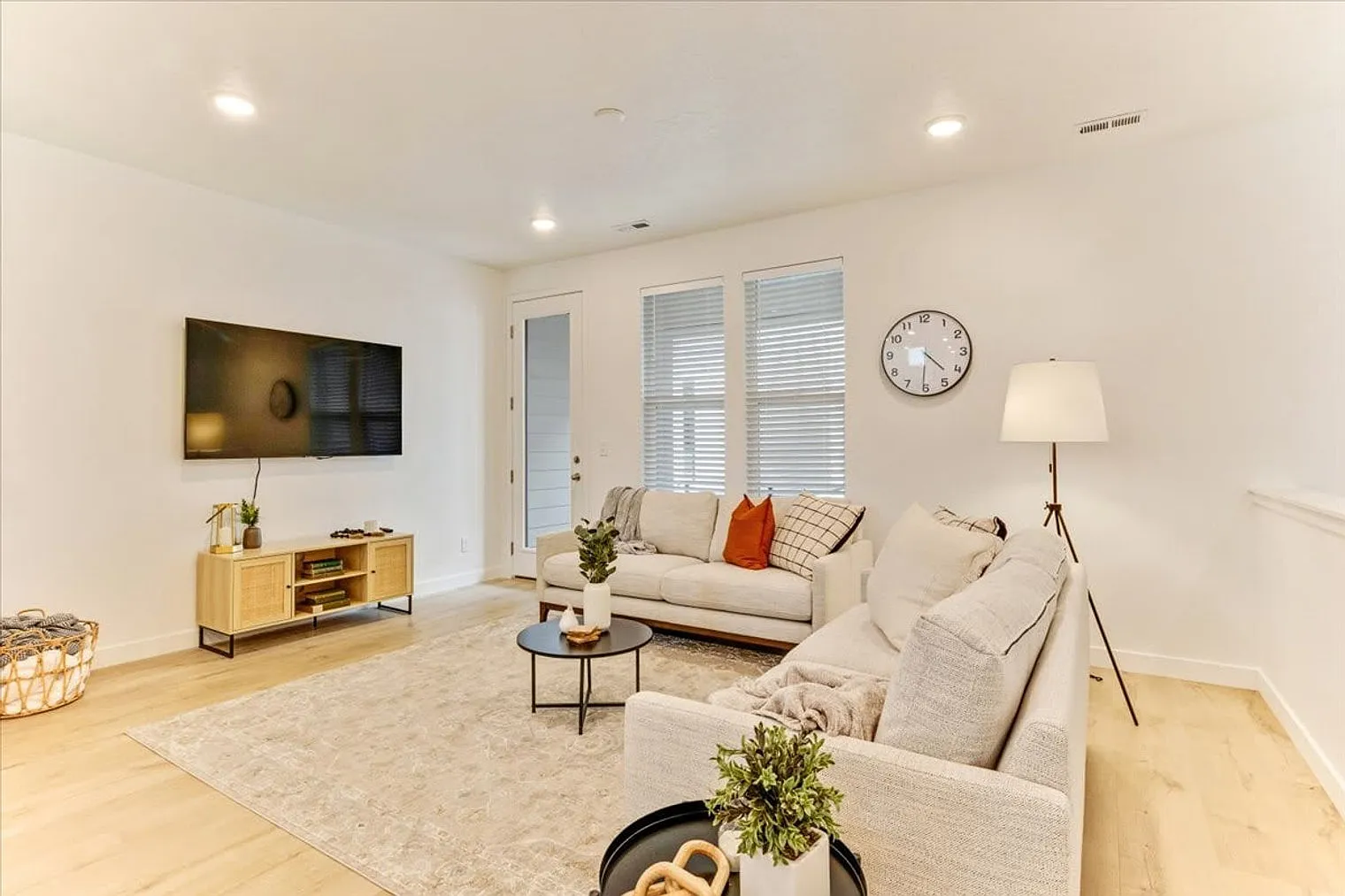 4 bed, 3.0 bath, 742 sqft, $6,849 — Photo 2