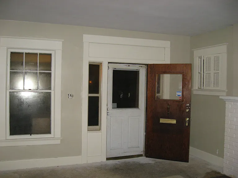 450 Rose Ln — Photo 2
