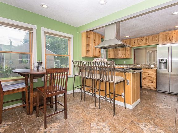 5th image of 1689 Hyacinth Ave E