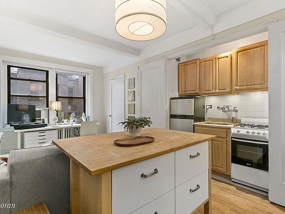 4th image of 457 W 57th St #611